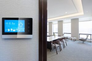 La domotique dans les espaces de travail : applications et avantages
